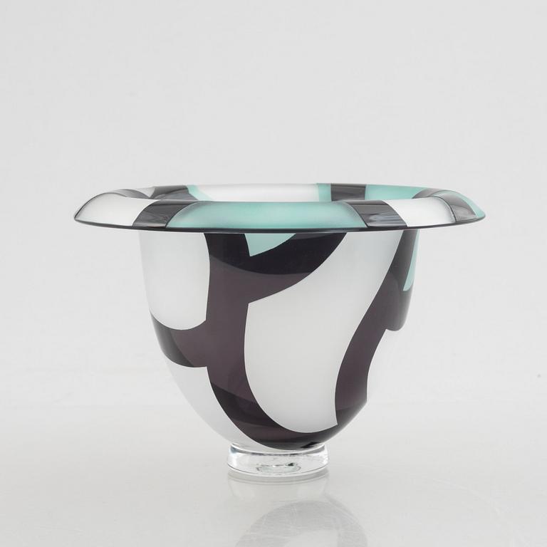 Klas-Göran Tinbäck, a glass bowl, made in his own studio in 1989.