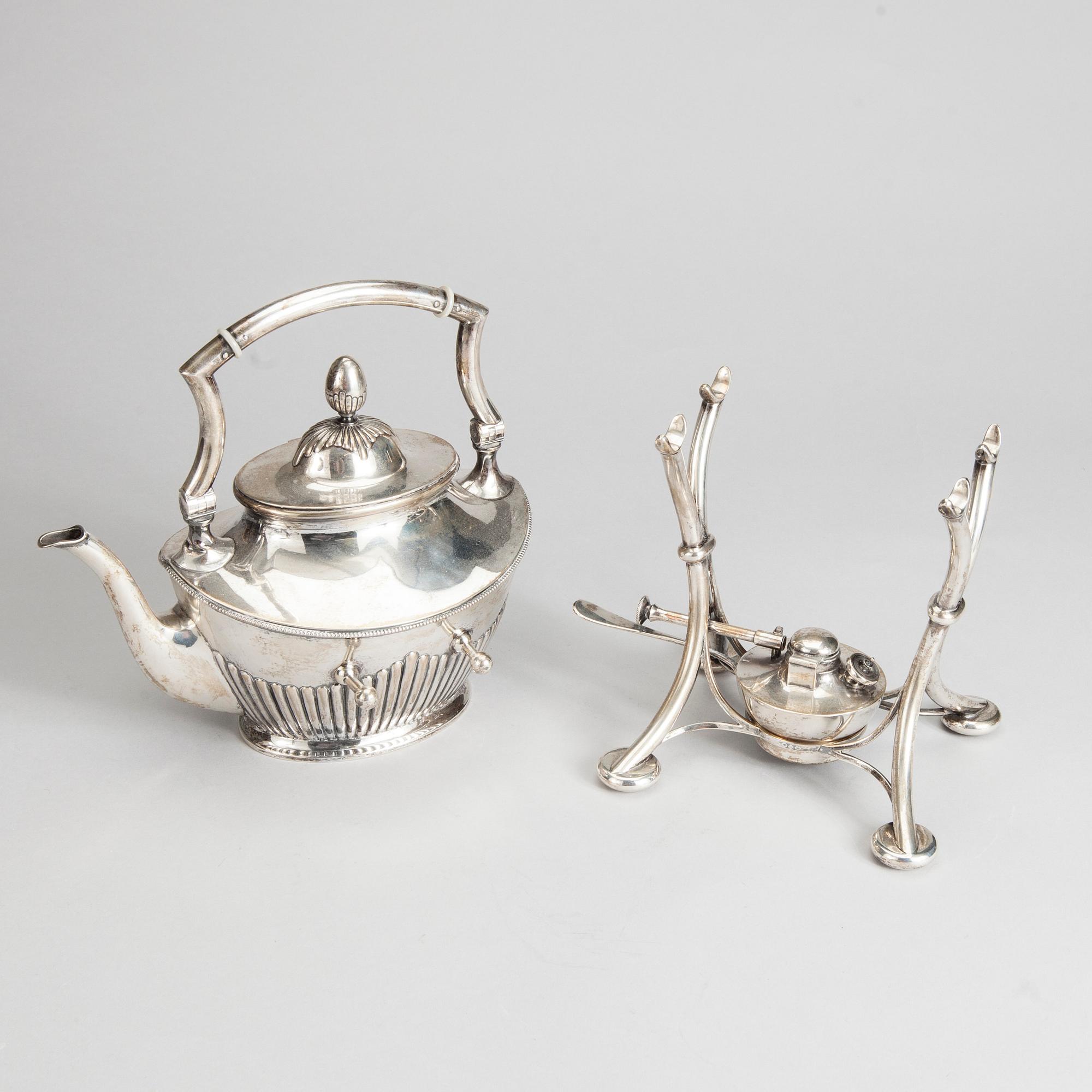 TEKANNA MED RECHAUD, silver, K. Andersson, Stockholm 1905. Vikt 1493 g.