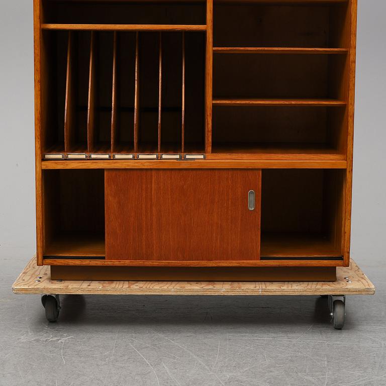 A oak cabinet from the first half of the 20th century.