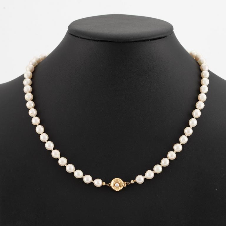 Pearl necklace, with cultured pearls, 18K gold clasp.