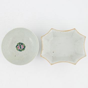 Plate and bowls, porcelain, China, including the Qing Dynasty, Qianlong (1736-95) (3 pieces).