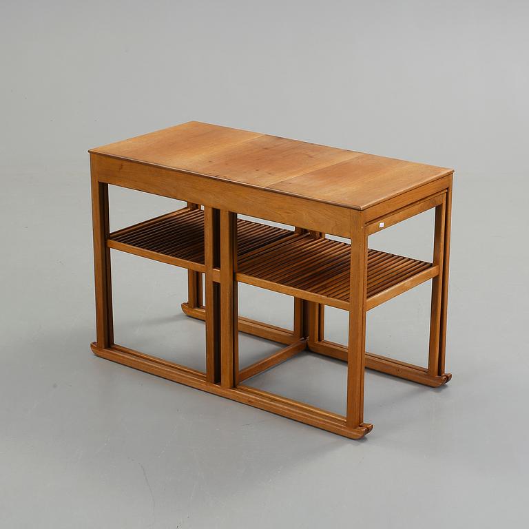 A Carl Malmsten mahogany set of occasional tables 'Släden/Sledge'.