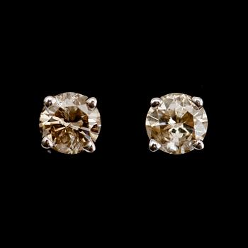 ÖRHÄNGEN, 1 par, 14 k vitguld, solitära briljantslipade diamanter tot ca 0.50 ct.