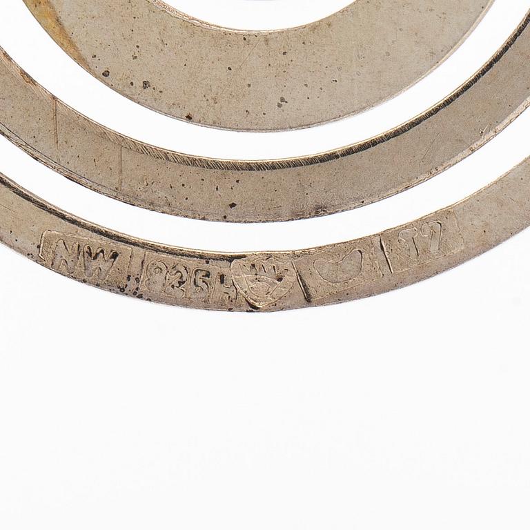 Tapio Wirkkala, örhängen "Silvermåne", sterlingsilver. Westerback, Helsingfors 1972.