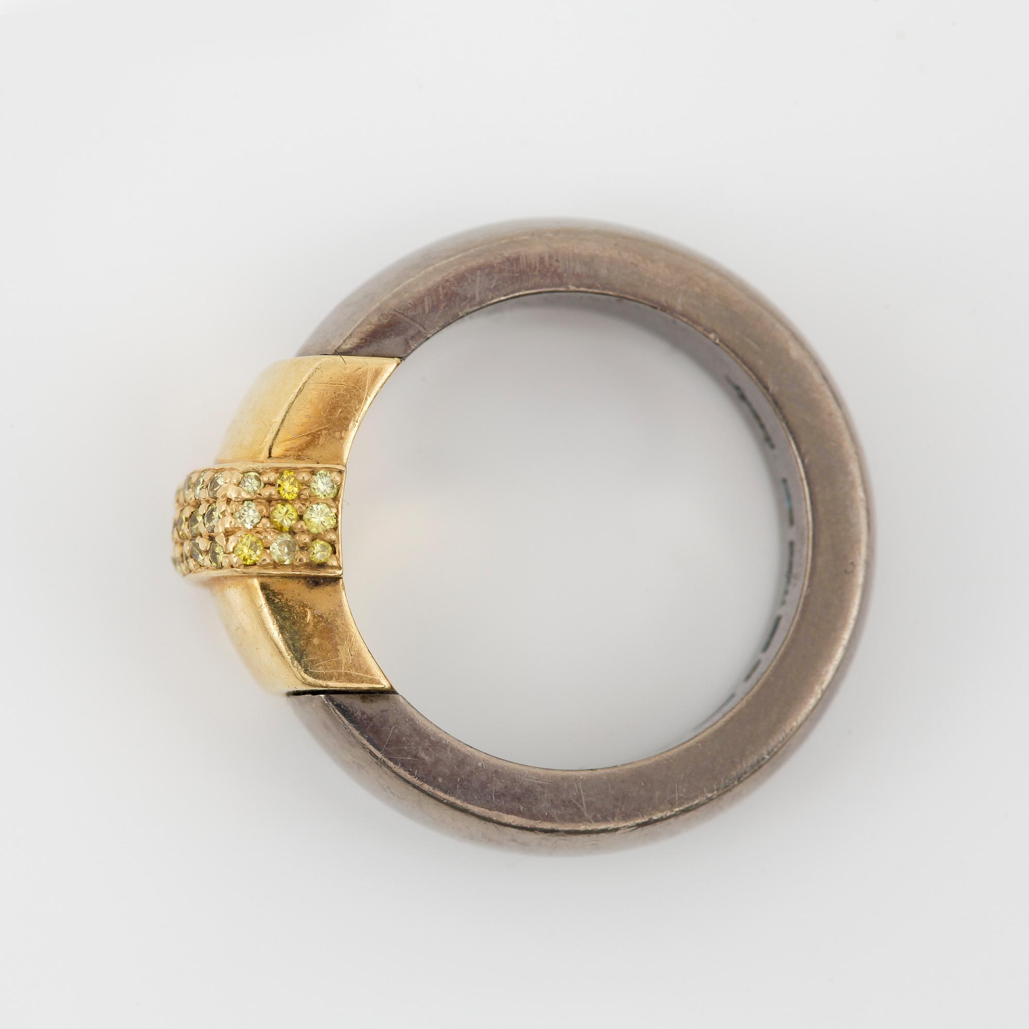 RING, Gaudy, med gula briljantslipade diamanter totalt cirka 0.20 ct.