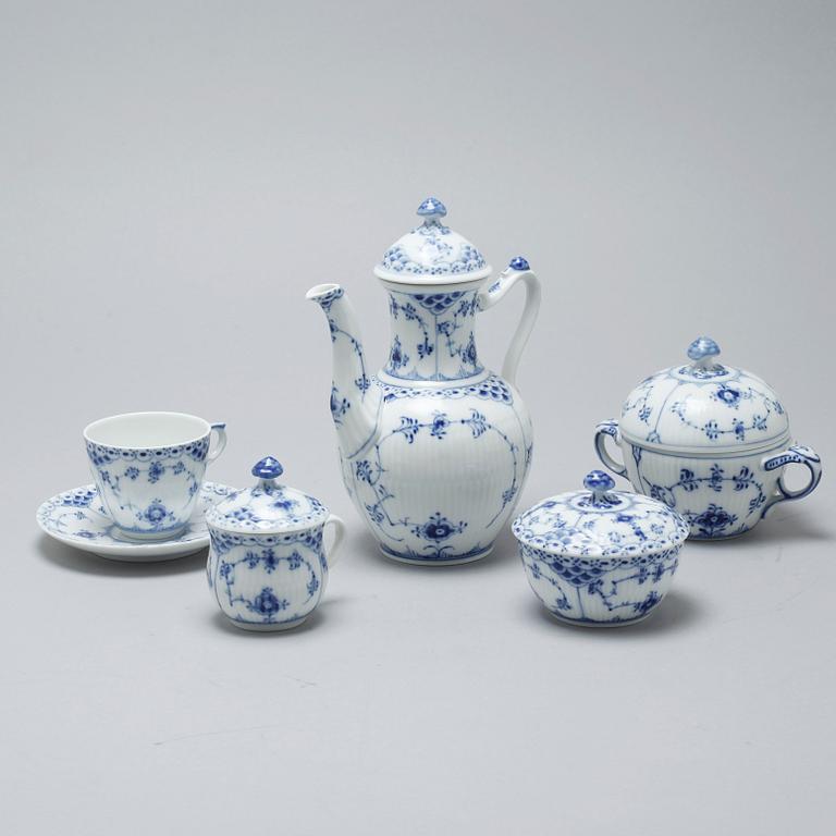 A porcelain tableware set of 92 pcs, "Musselmalet" by Royal Copenhagen, Denmark, second half of the 20th century.