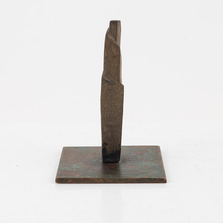 Arne Jones, skulptur, osignerad, trä på metallbas, höjd 10,5 cm.
