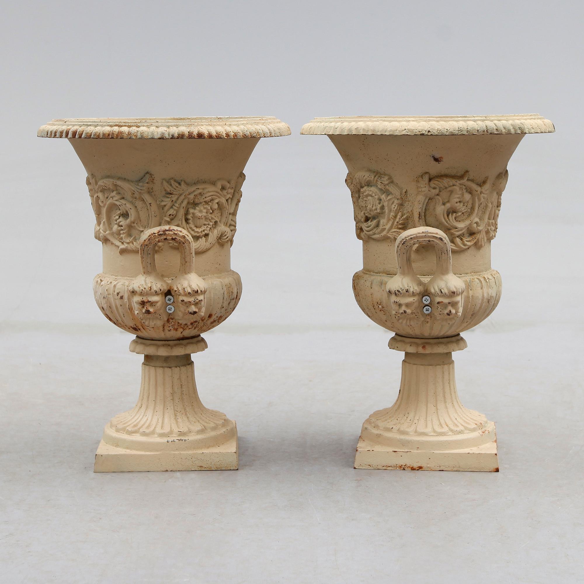 TRÄDGÅRDSURNOR, 1 par, gjutjärn, 1900-talets andra hälft.