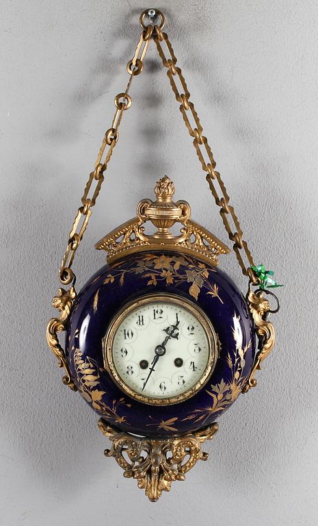 VÄGGPENDYL, porslin, sannolikt Frankrike, omkring år 1900.