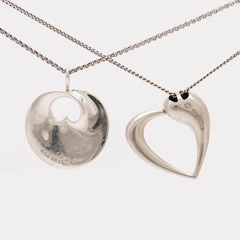 Georg Jensen 2 hängen med kedjor,sterling silver,  "Artist heart" av Karim Rashid, "Hidden heart" av Torun Bülow-Hübe.