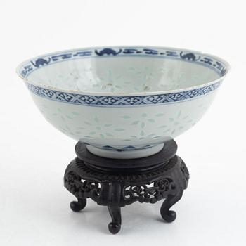 A Chinese blue and white porcelain bowl, late Qing dynasty/around 1900.