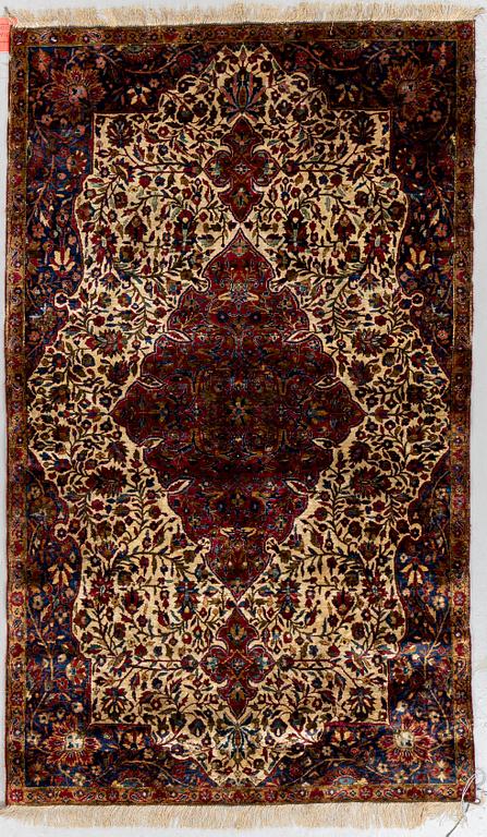 Matto, semi-antique silk Kashan, ca 166 x 100 cm.
