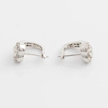 Earrings with brilliant-cut diamonds accompanied by an HRD report.