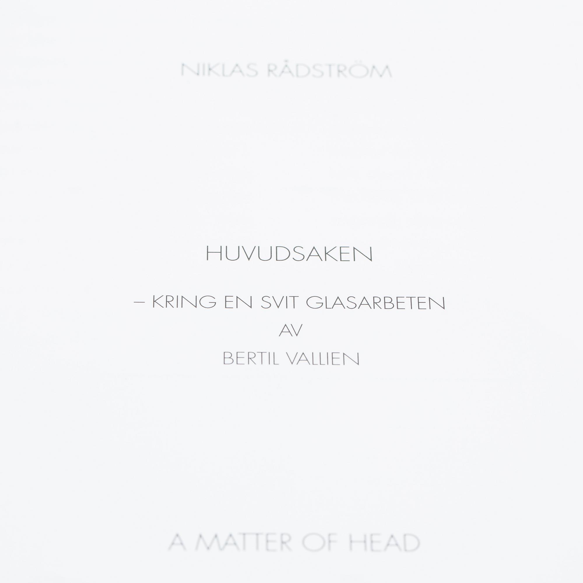 BERTIL VALLIEN, konstglas. "Huvud" signerad samt nr 7090002. Samt BOK "HUVUDBOK BERTIL VALLIEN".