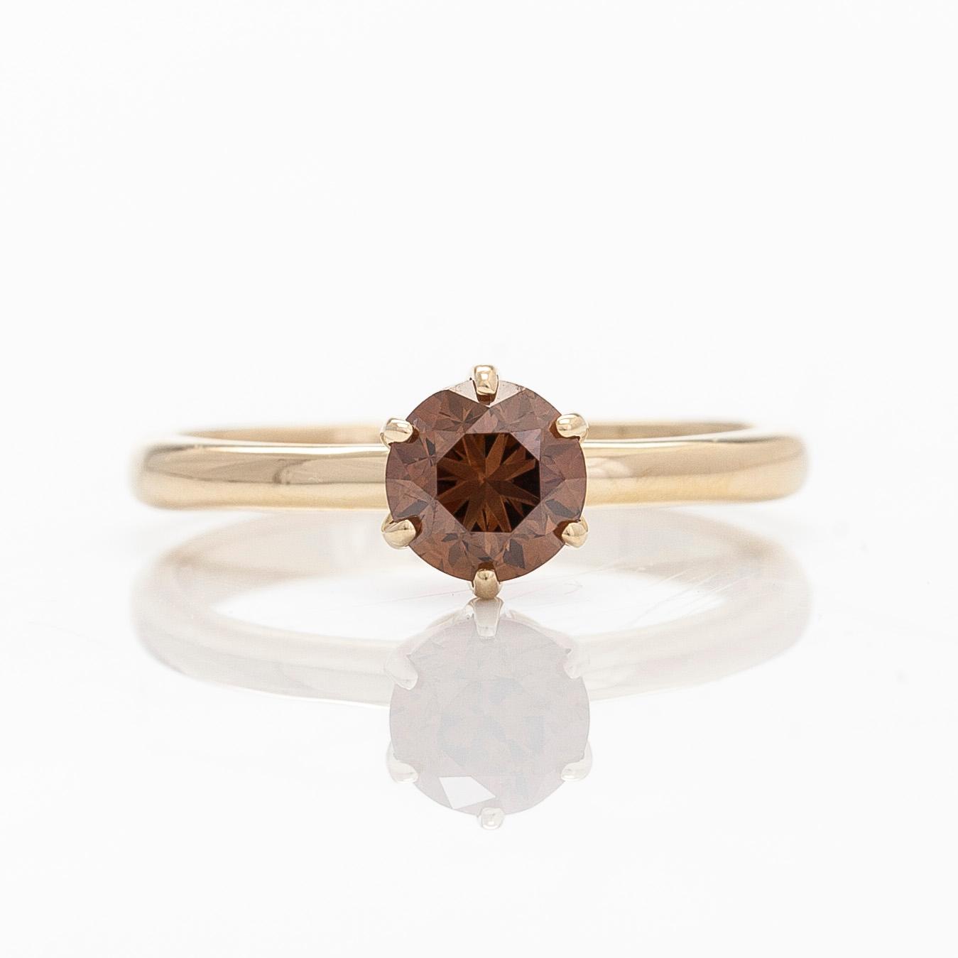 A 14K gold ring set with a brilliant-cut brown diamond. With IGI-report.