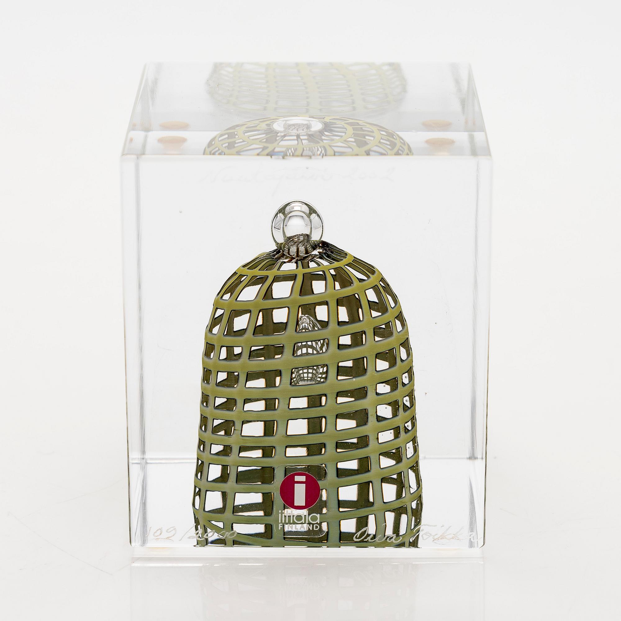 Oiva Toikka, årskub, signerad Oiva Toikka, Nuutajärvi 2002, numrerad 109/2000.