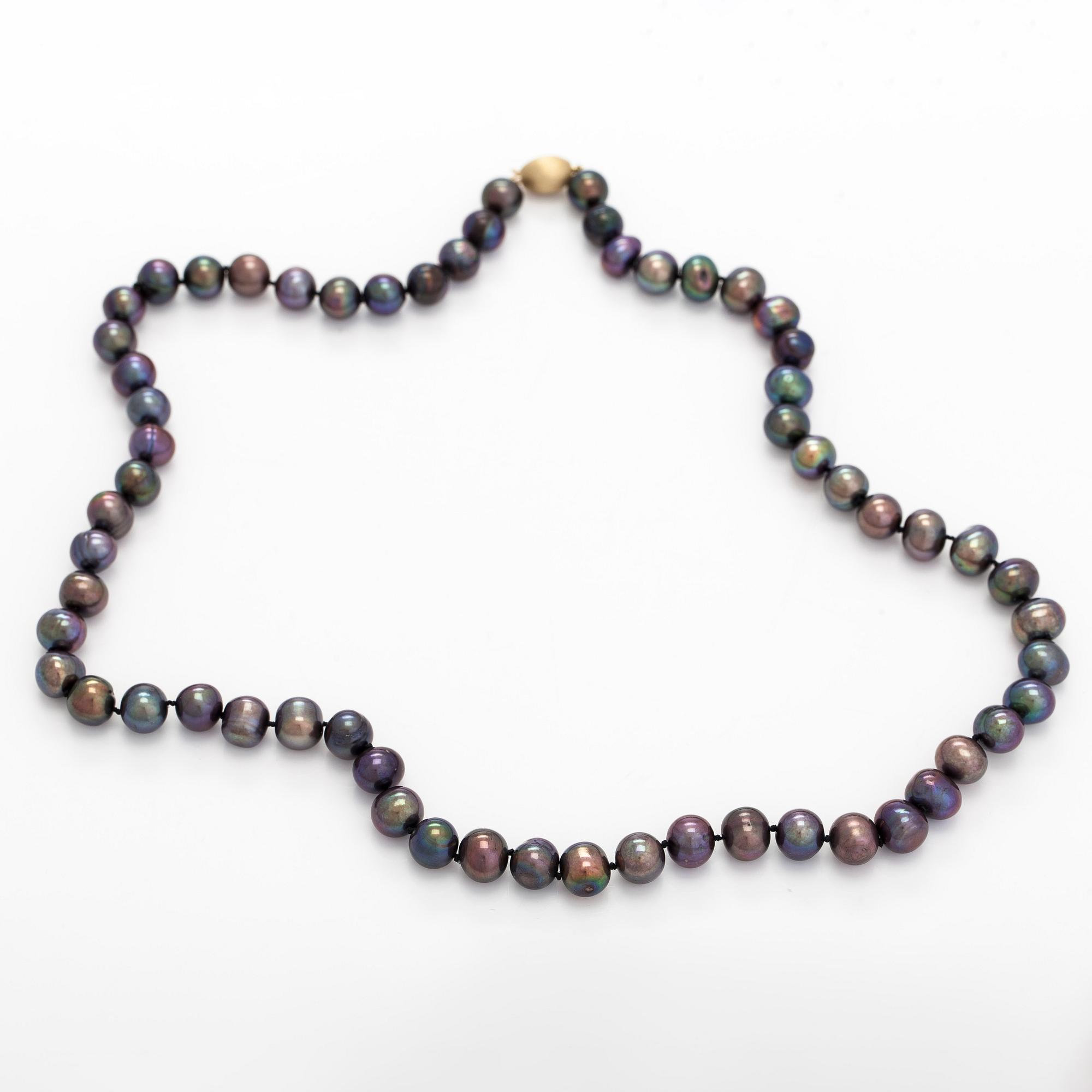 Helmet, viljellyt helmet, lukko 14K kultaa.