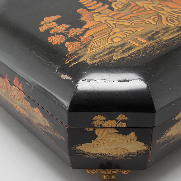 A lacquer box with cover, China, 20th Century.