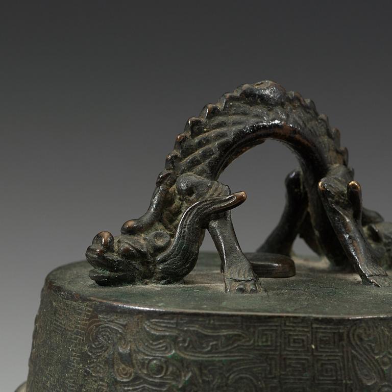 TEMPELKLOCKA, brons. Sen Ming dynasti (1368-1643).