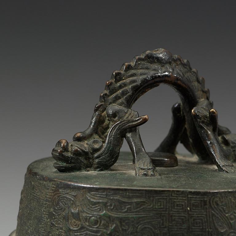 An archaistic bronze bell, late Ming dynasty (1368-1643).