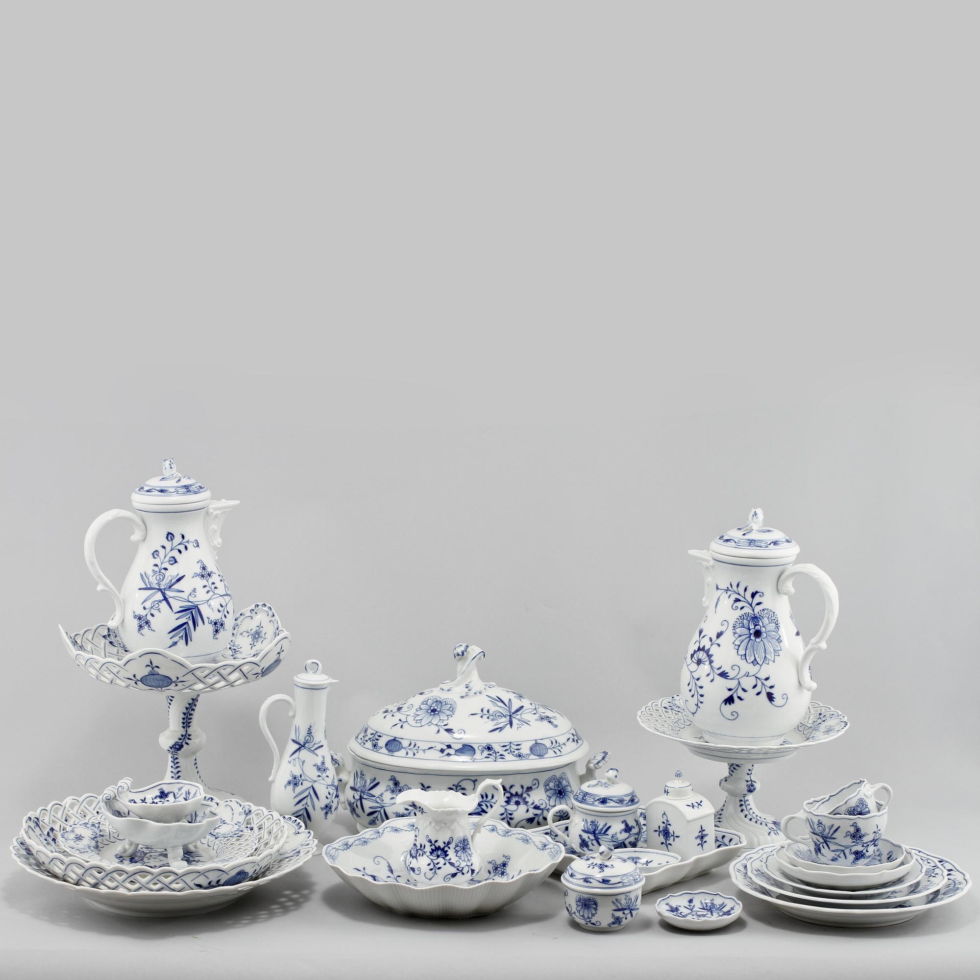 SERVISDELAR, 72 st, porslin, "Lökmönstret", Meissen, 1900-talets andra hälft.