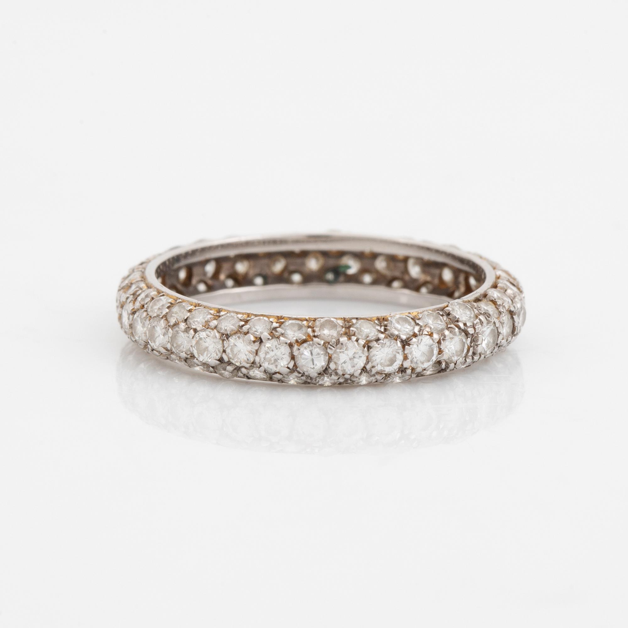 An 18K white gold ring set with round brilliant-cut diamonds.