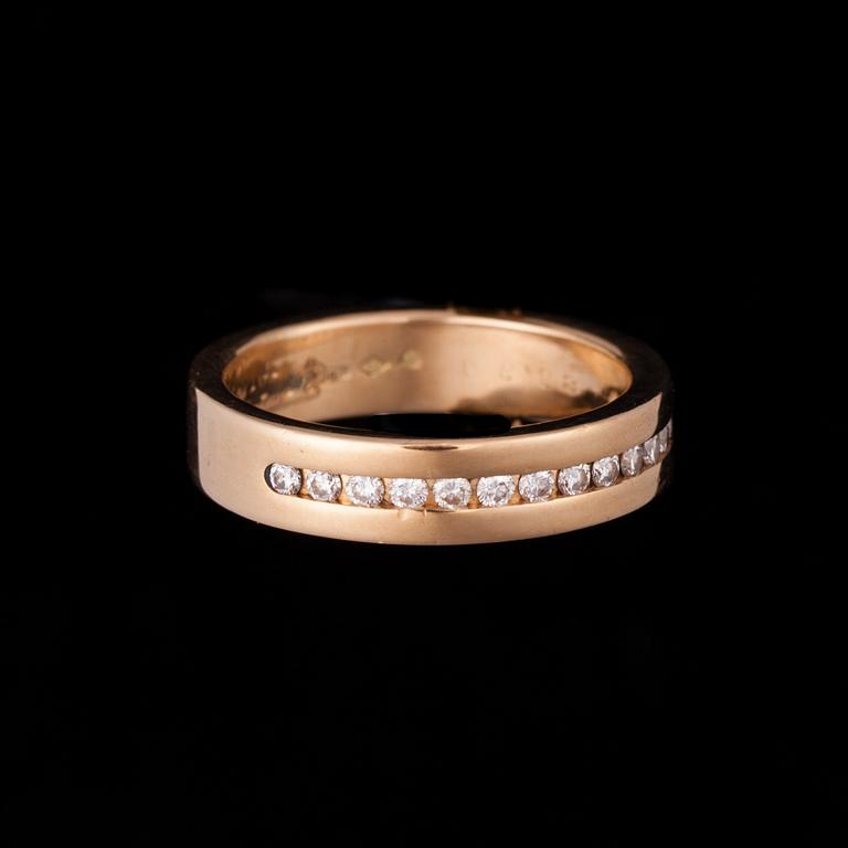 RING, 18K guld, briljantslipade diamanter tot. ca 0,30 ct. A. Tillander kontrollstämplar. Vikt 8,4 g.