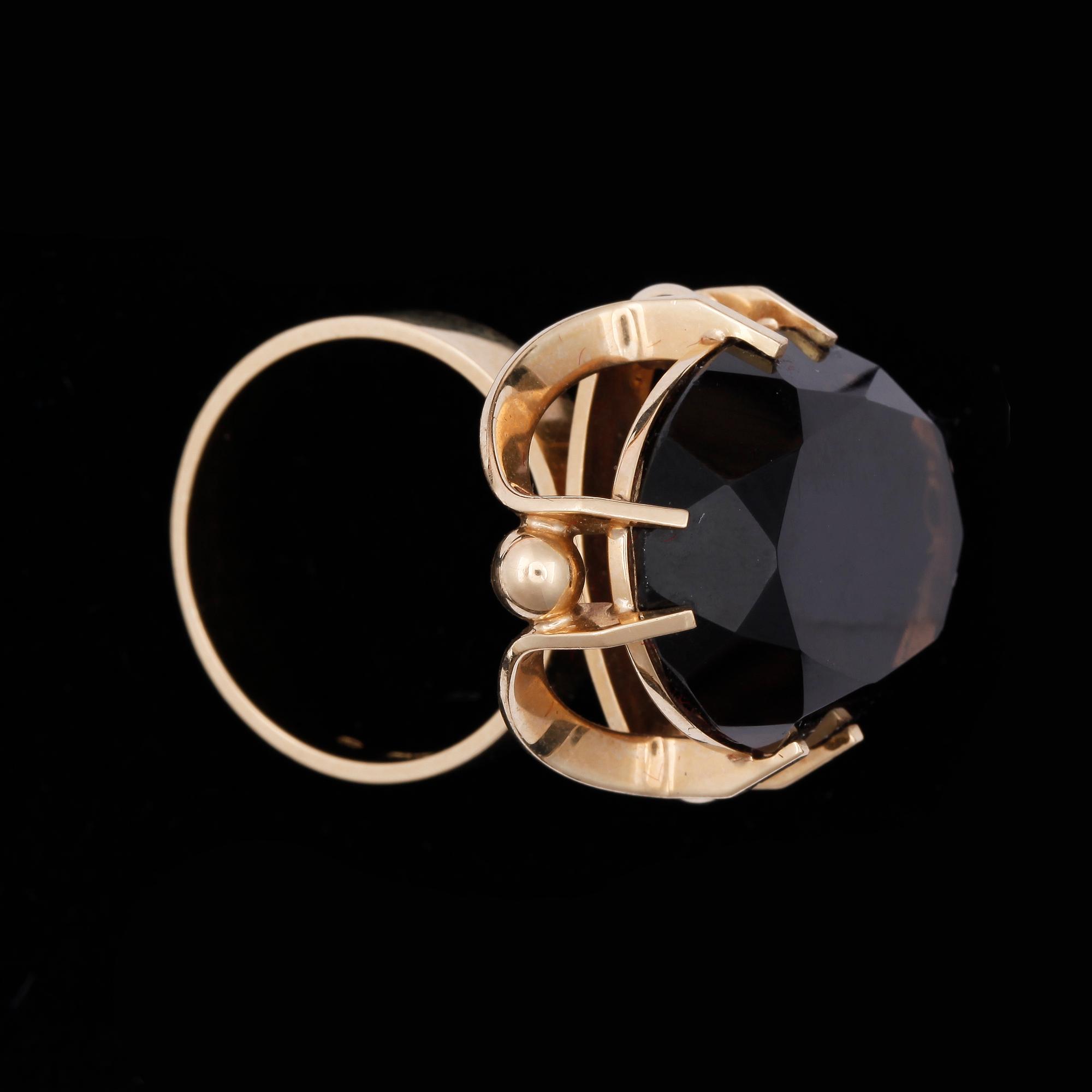RING, 18k guld med oval fasetterad rökkvarts, Finland. Vikt ca 17 gram.