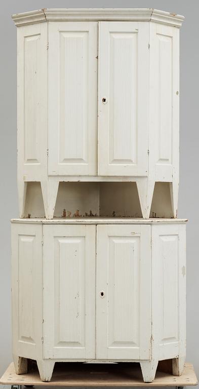 HÖRNSKÅP, allmoge, 1800-tal.