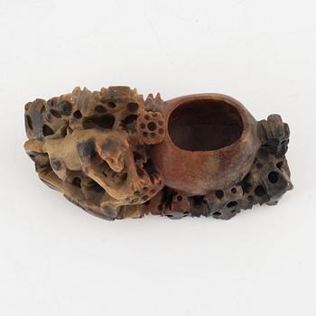 Penselbad samt figurin, soapstone, Kina, 1900-tal.