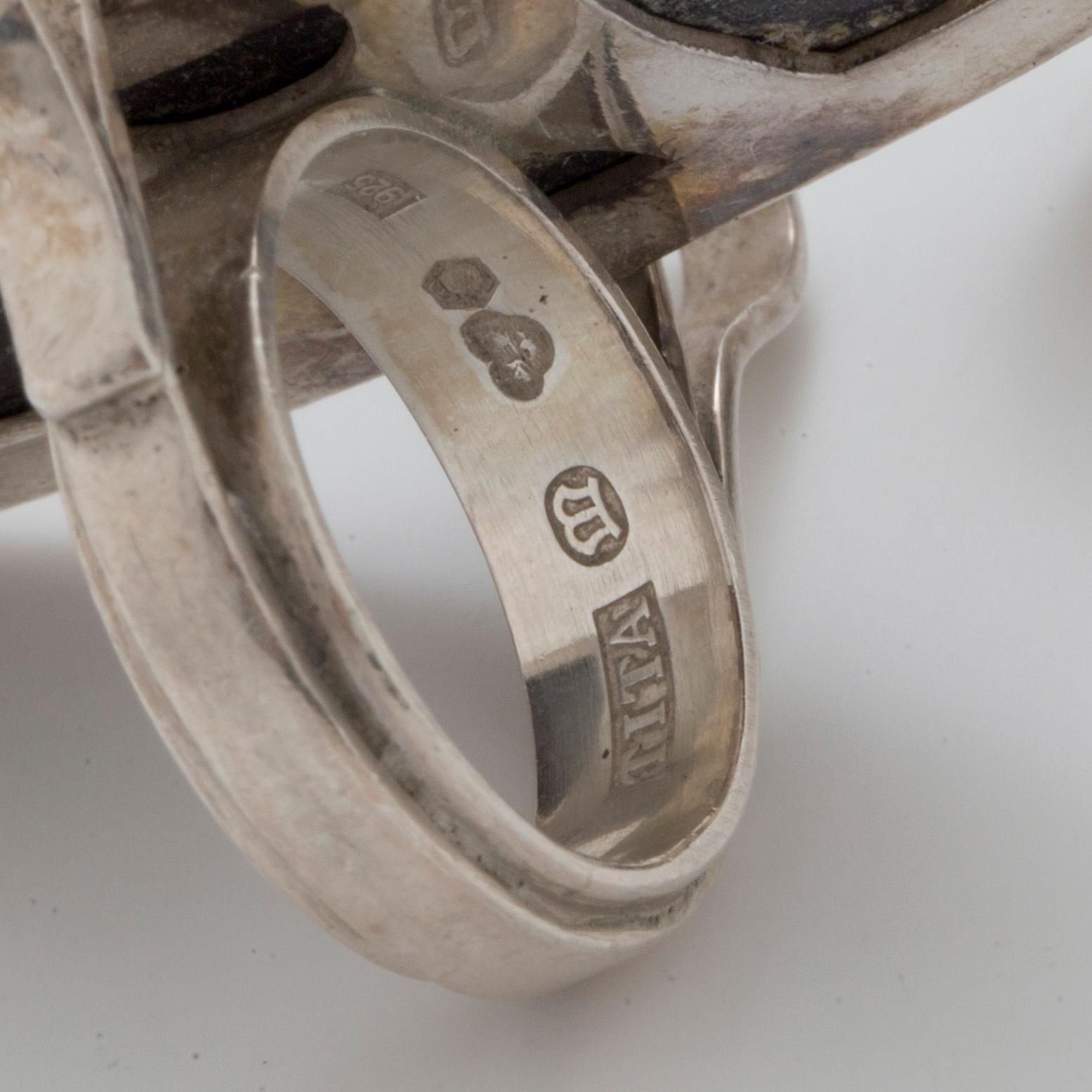 RINGAR, 3 st, varav en med oval bergkristall och lila sten.