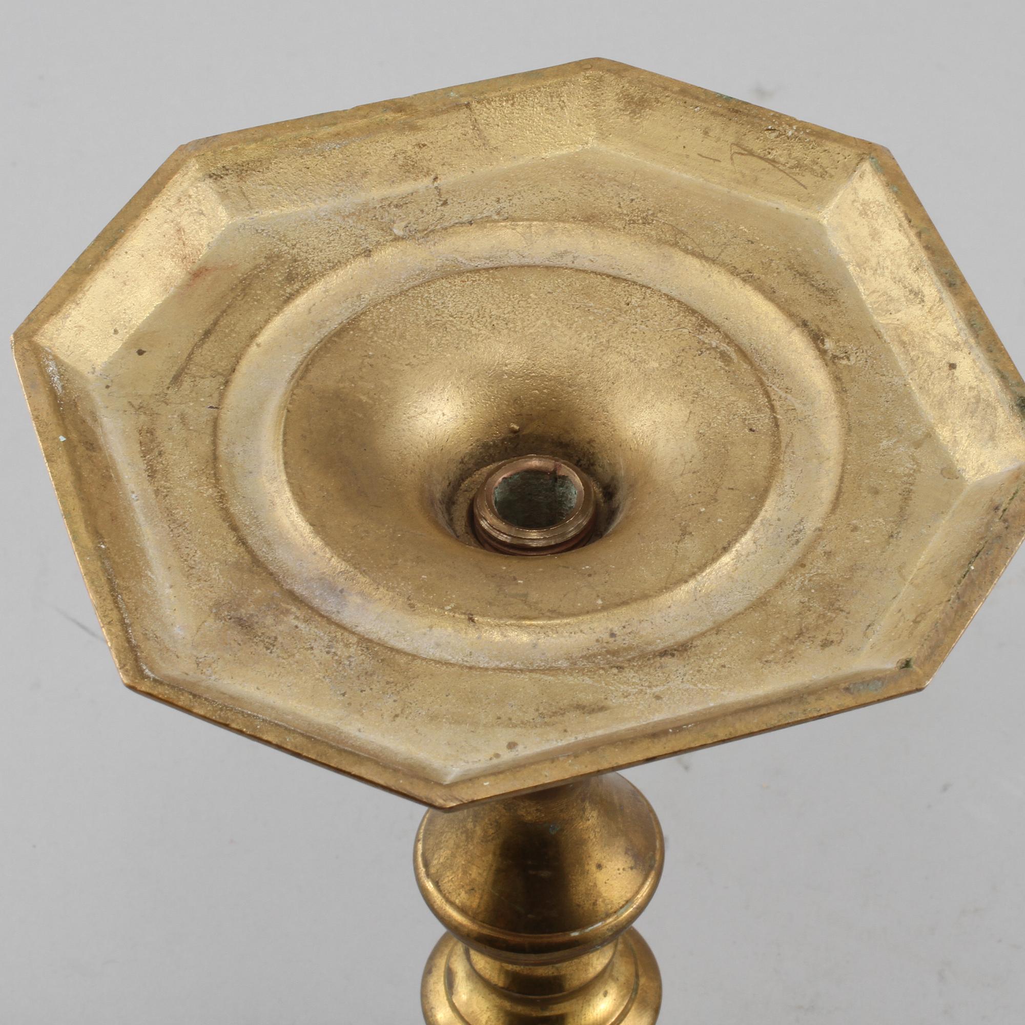 LJUSSTAKAR, ett par, mässing, barockstil, omkring sekelskiftet 1800/1900.