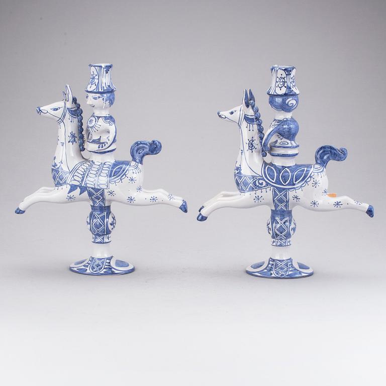 LJUSSTAKAR, ett par, fajans. Björn Wiinblad, Danmark 1989.