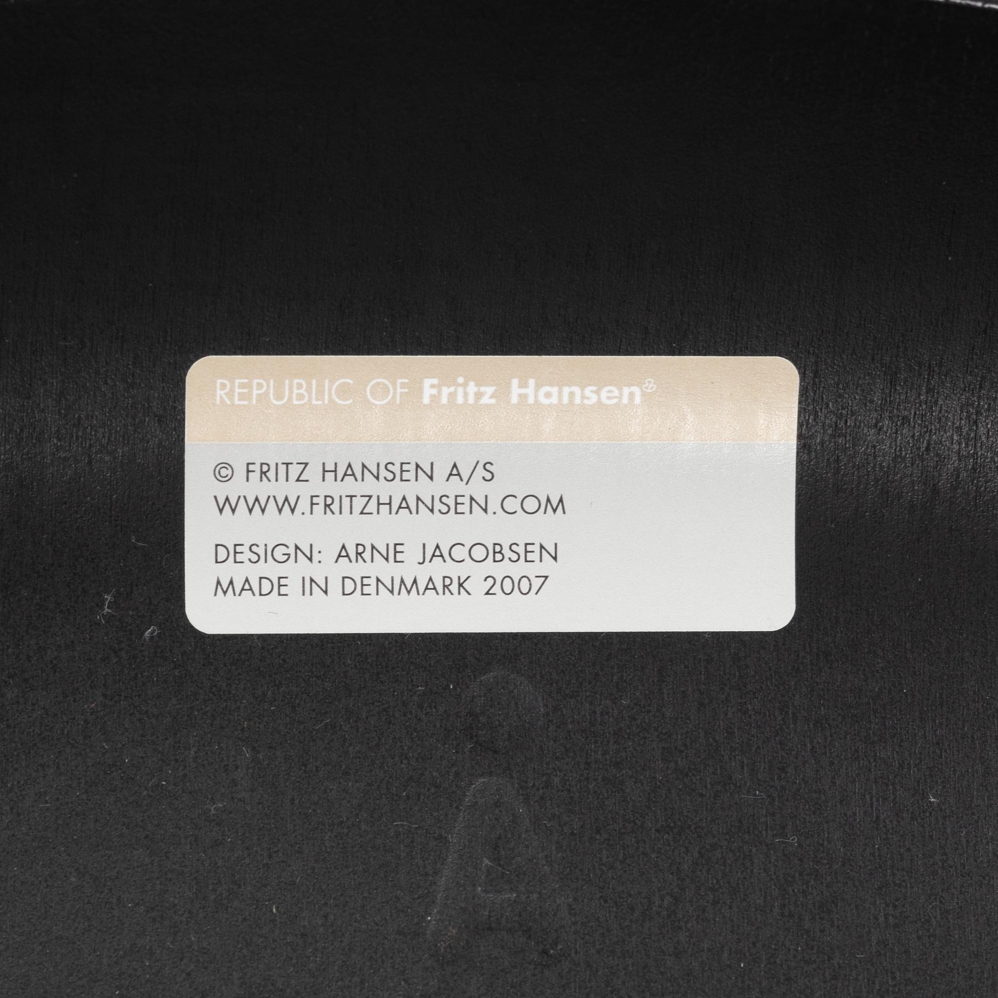 Arne Jacobsen, stolar, 4 st, "Sjuan", Fritz Hansen, Danmark, 2007.