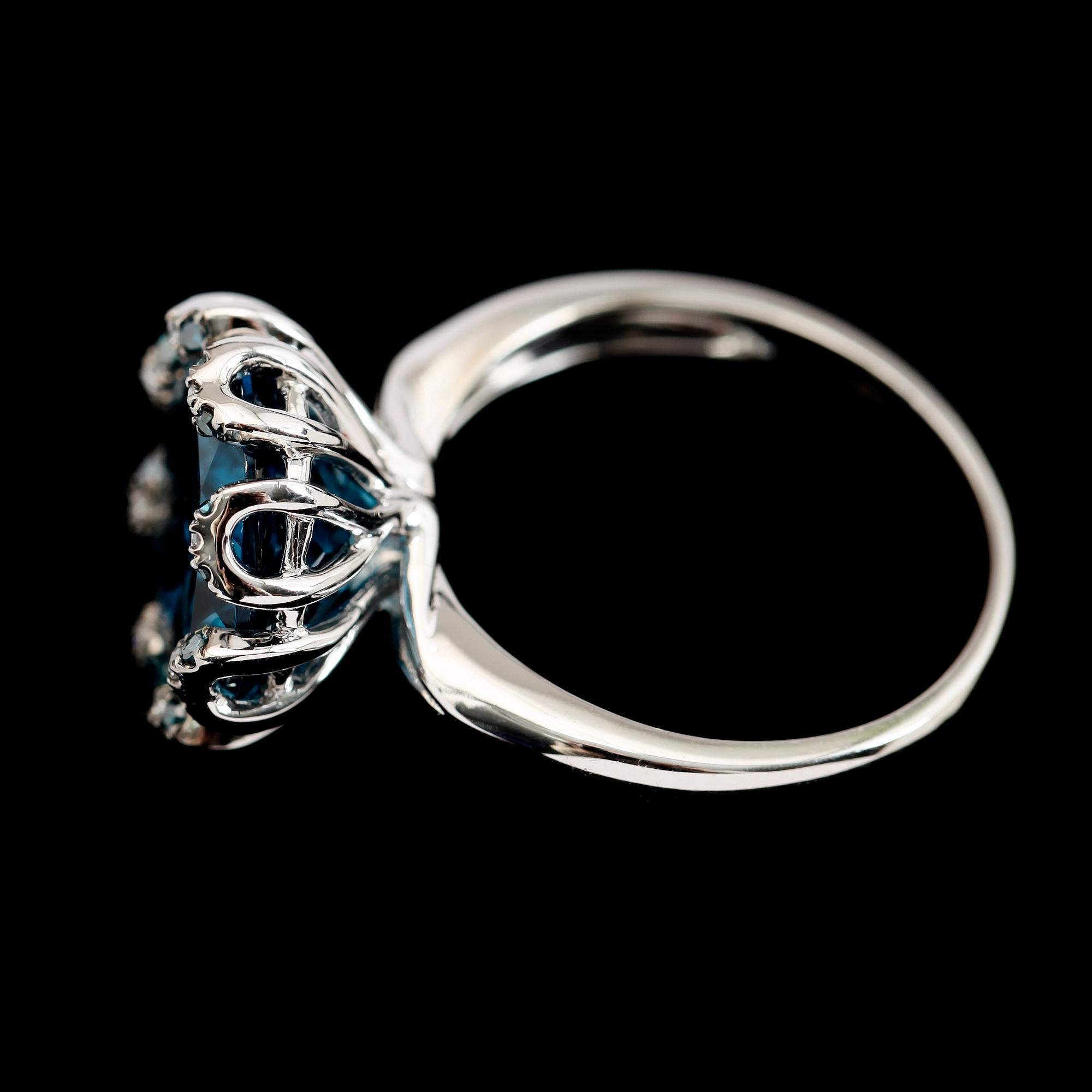 RING, 14K vitguld, diamanter samt blå topas. Enligt uppgift London.