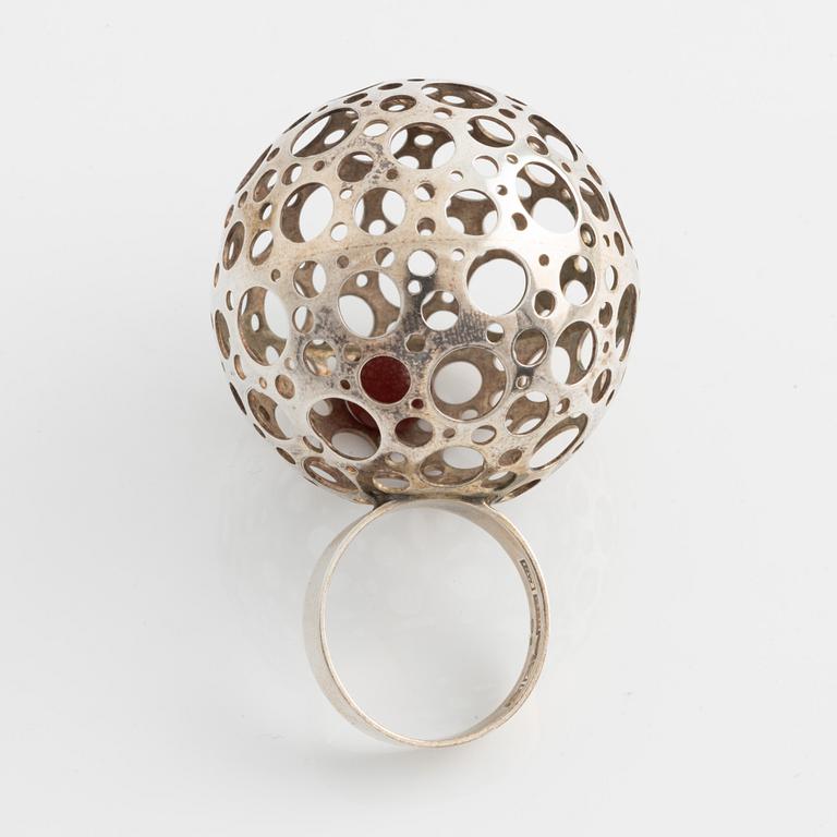 Liisa Vitali ett par örhängen, en ring och ett hänge med kedja sterlingsilver.
