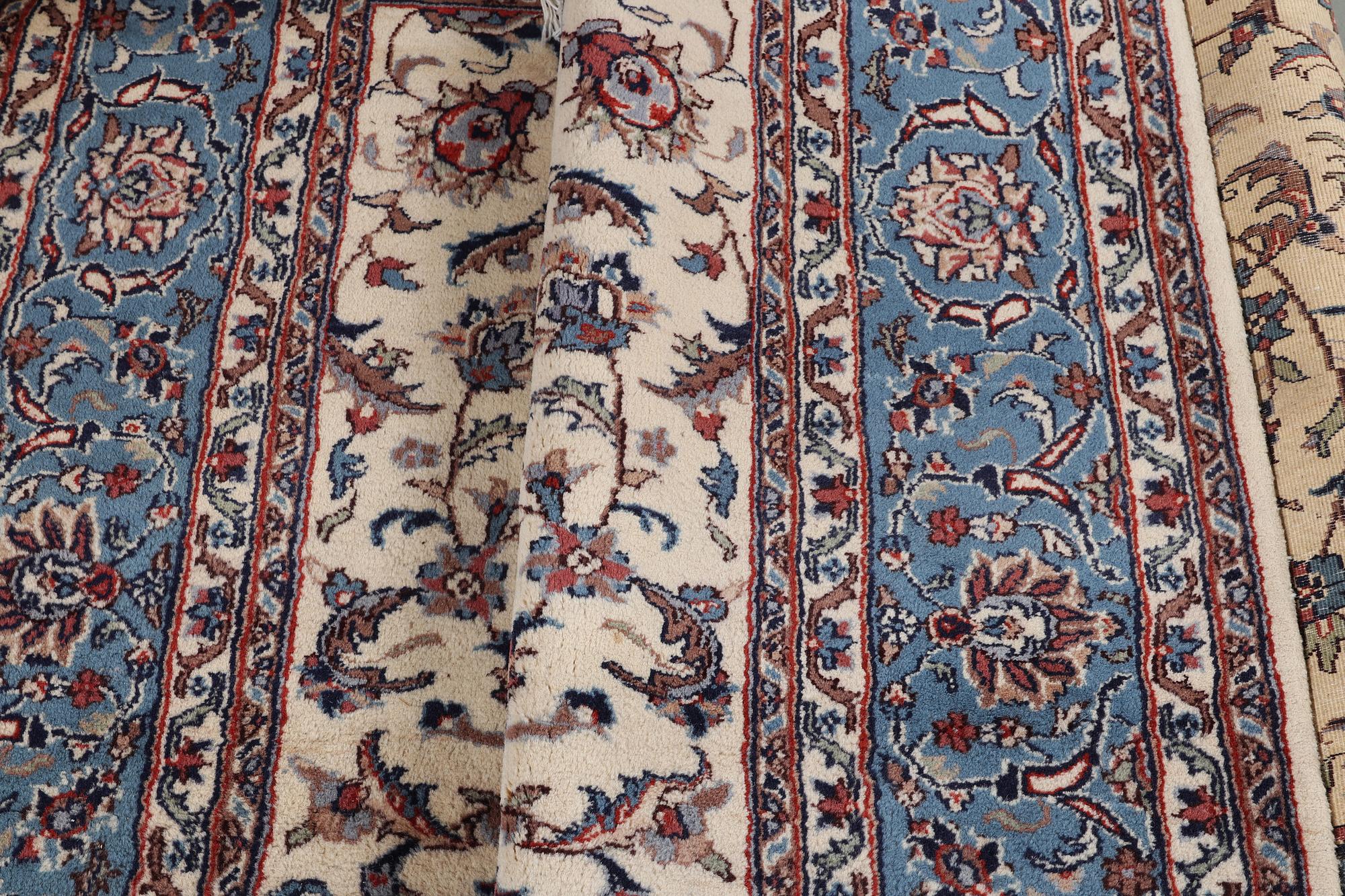 A carpet, Kashan, ca 314 x 237 cm.