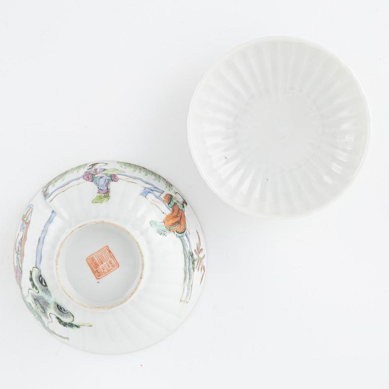 Burk med lock och kopp, kopp med lock samt skål, porslin, Kina, sen Qingdynasti, sent 1800-tal.