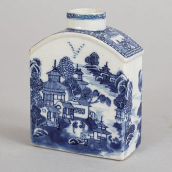 A blue and white tea caddy and 3 blue and white custard cups with covers, Qing dynasty, Qianlong (1736-95).