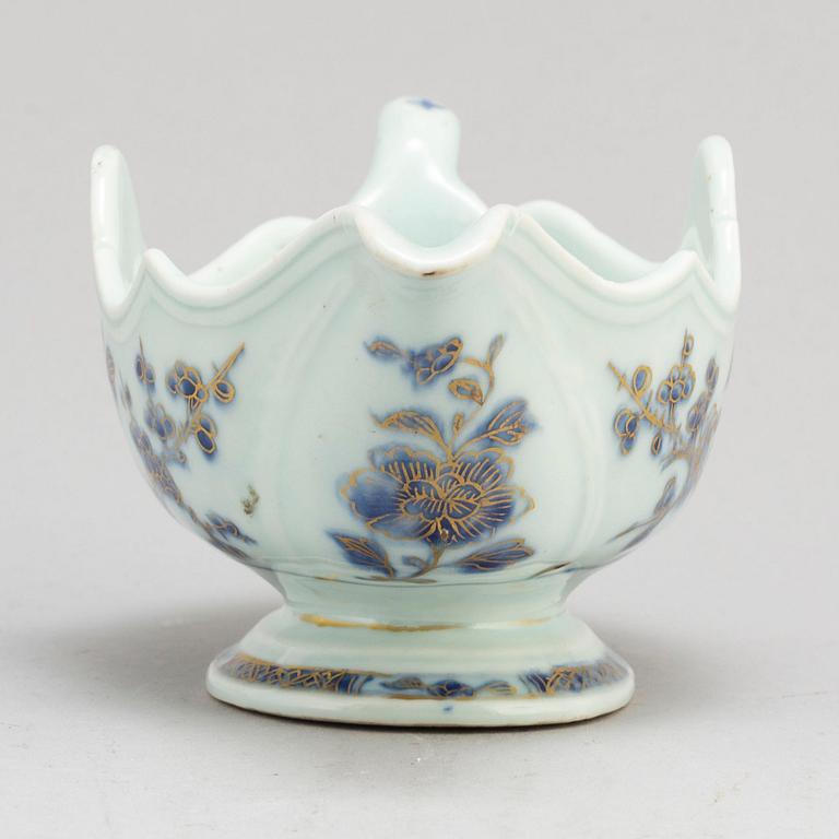 A blue and white export porcelain saucer, Qing dynasty, Qianlong (1736-95).