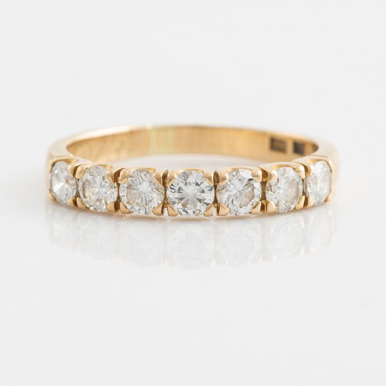 An 18K gold ring set with round brilliant-cut diamonds.