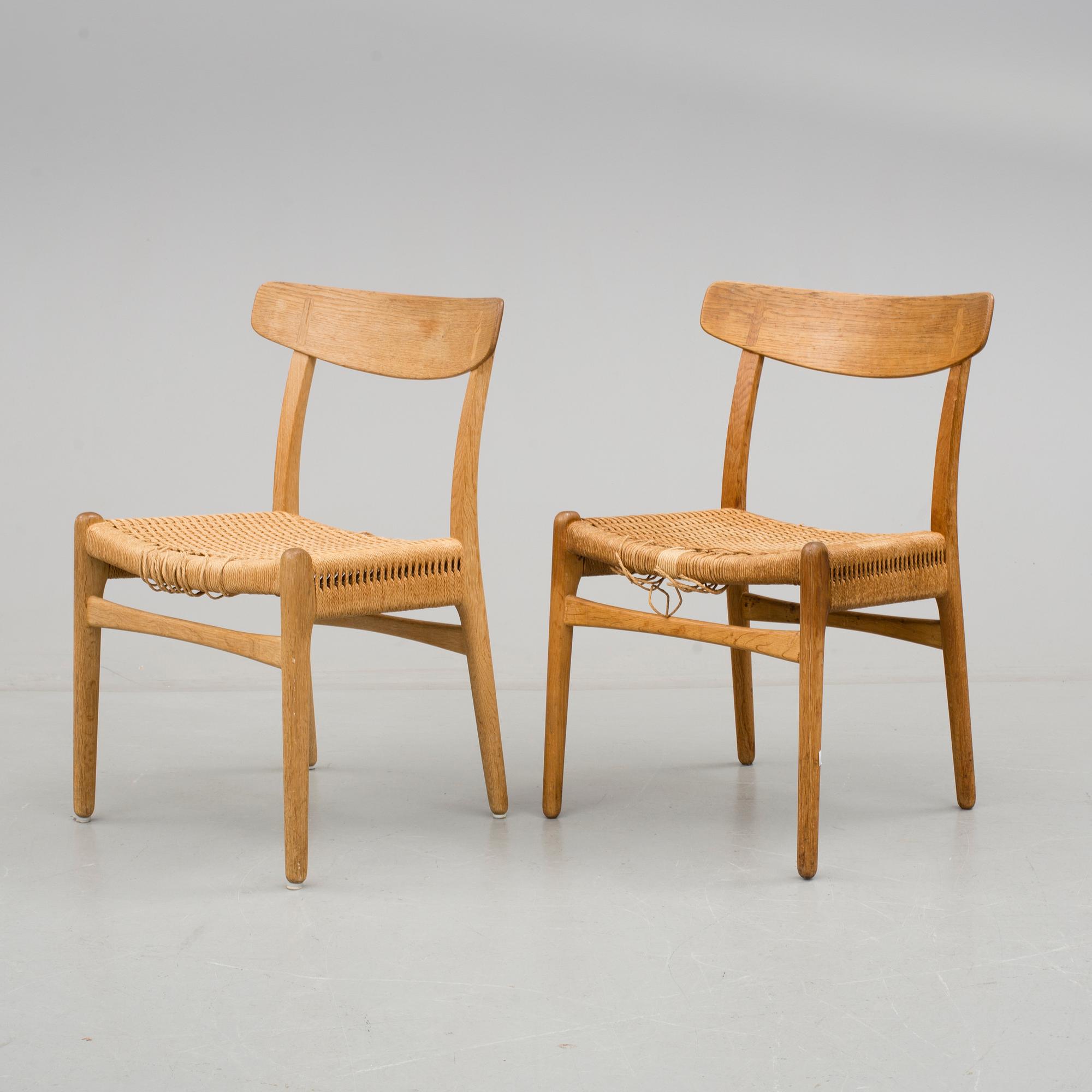 STOLAR, ett par. "Spisestolen", CH-23, Hans J Wegner, Carl Hansen & Son, Danmark, 1960-tal.