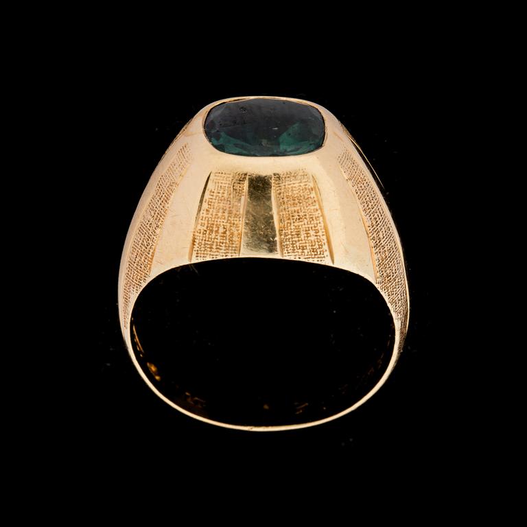 RING, 18 k guld med grön sten, Petterssons , Stockholm, 1955. Vikt ca 4 g.