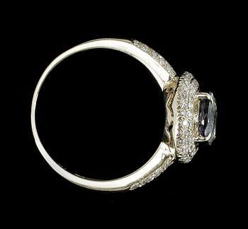 RING, 14k guld med grön zoisit enl certifikat ca2,12ct och små diamanter.. 2000-tal. Vikt 4g.