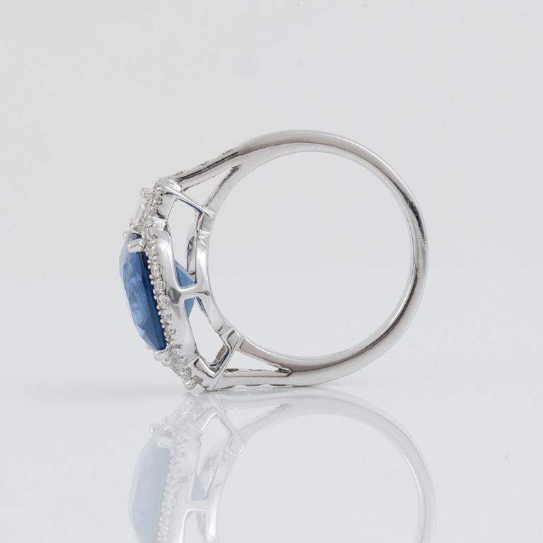 A sapphire, 6.81 cts, and diamond, 0.85 ct, ring. Weights according to engraving.