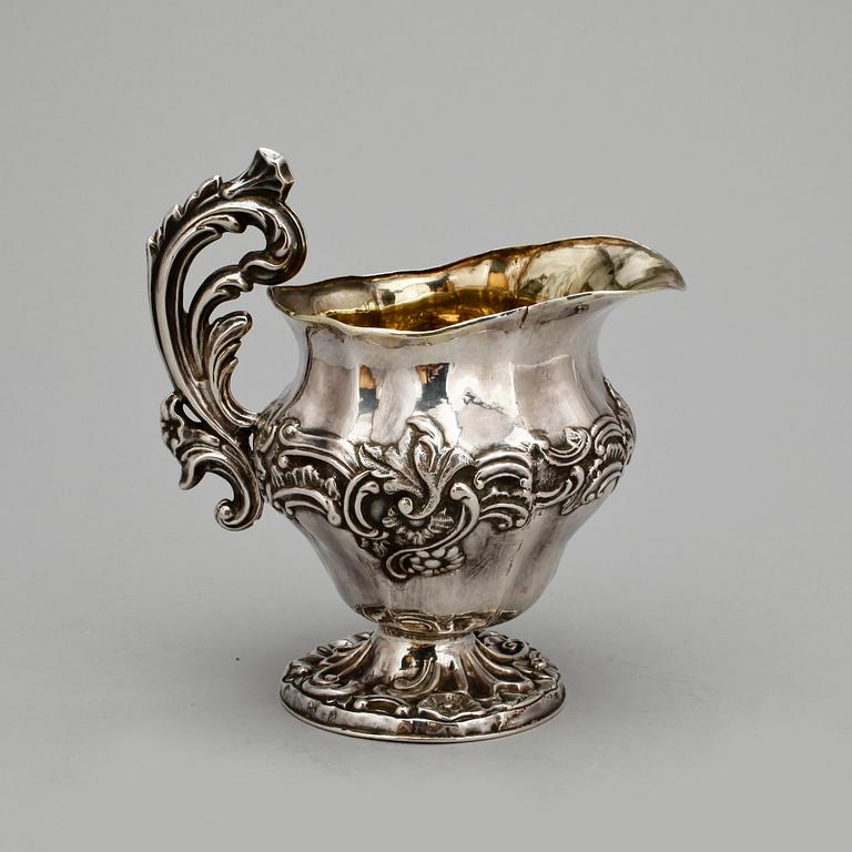 GRÄDDKANNA, silver, nyrokoko, Frans Holm, verksam 1849-1885 i Vadstena. Vikt ca 185 gram.