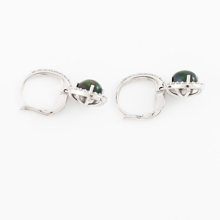 Earrings 18K white gold with opals and brilliant-cut diamonds.