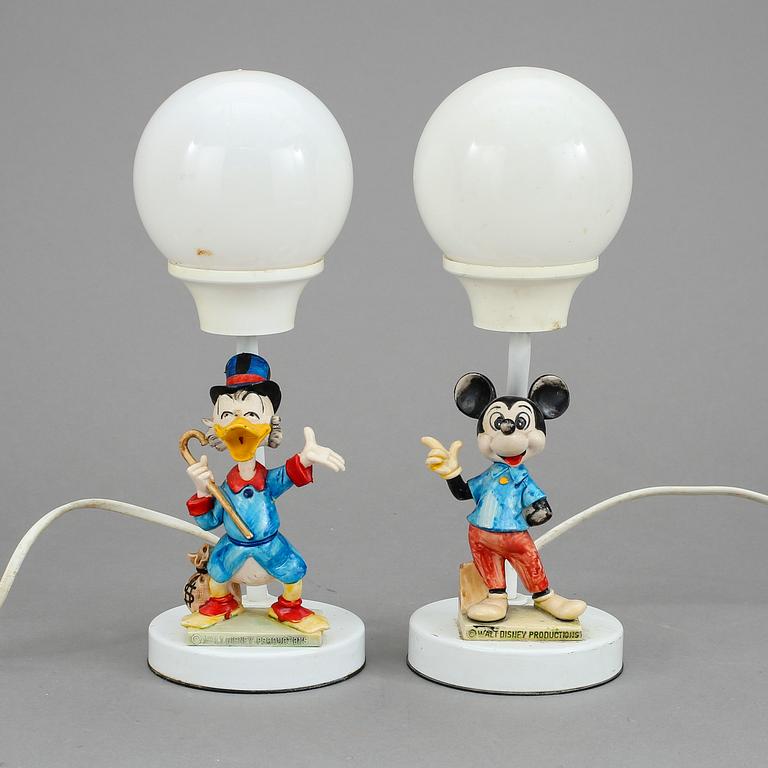 BORDSLAMPOR, 1 par. Plast. 1980-tal. Föreställande Musse Pigg och Joakim von Anka.