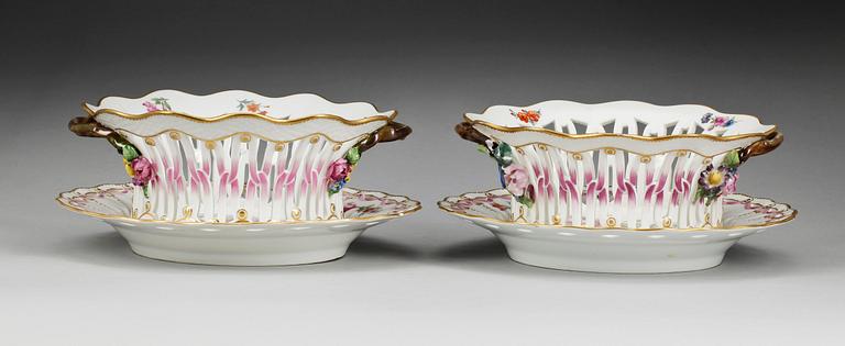 GALLERKORGAR med FAT, ett par, porslin. Royal Copenhagen, Danmark, 1900-tal.