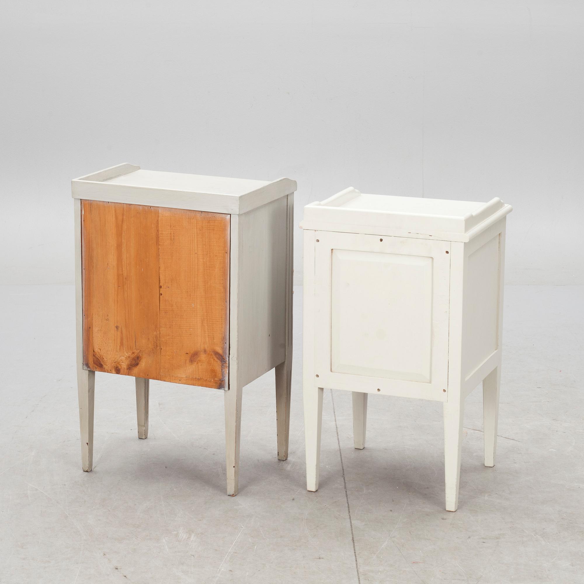 POTTSKÅP, 2 st. Gustaviansk stil, 1900-tal.